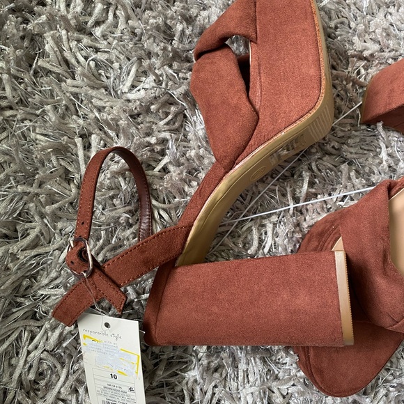 A New Day by Target

Chunky high heel sandals

Size 10

New - Picture 3 of 4